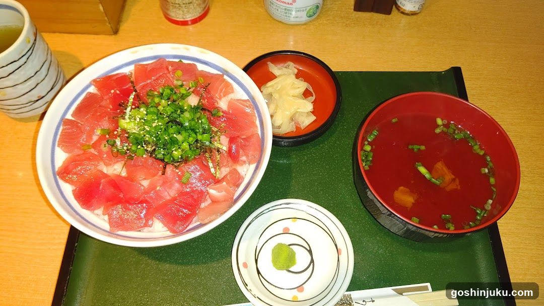 Sushi Bowl with Tuna and Green Onions