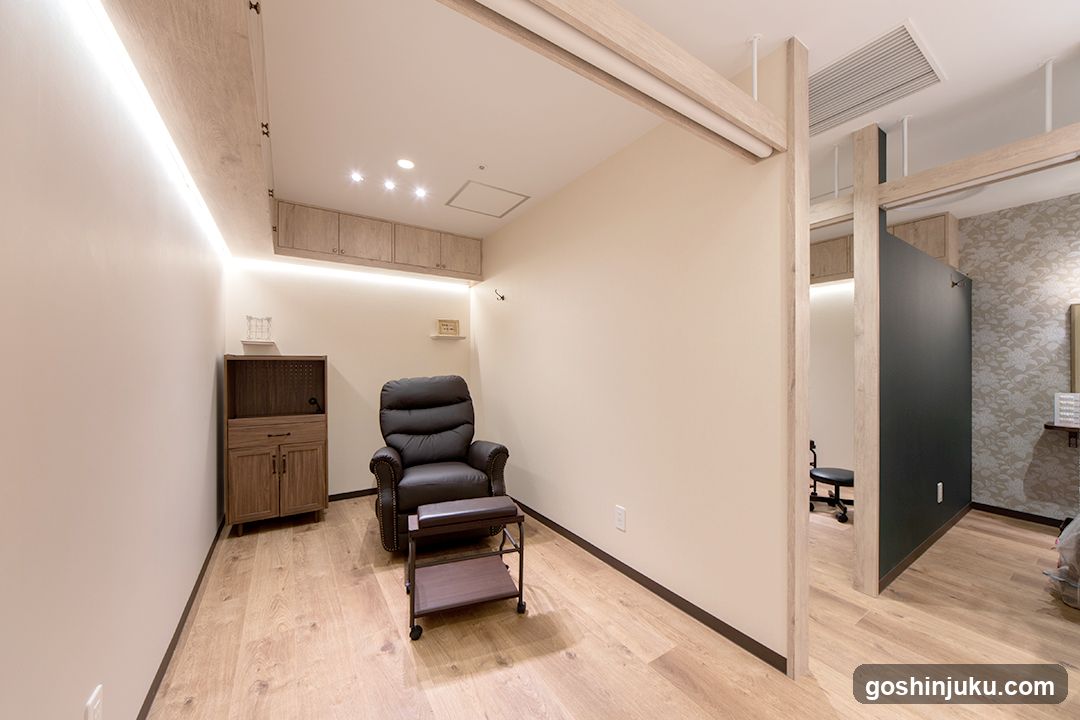 NAIL STATION