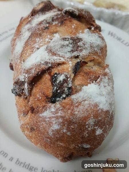 Dusted Bread Roll