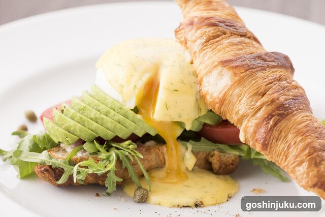 Eggs Benedict with Croissant