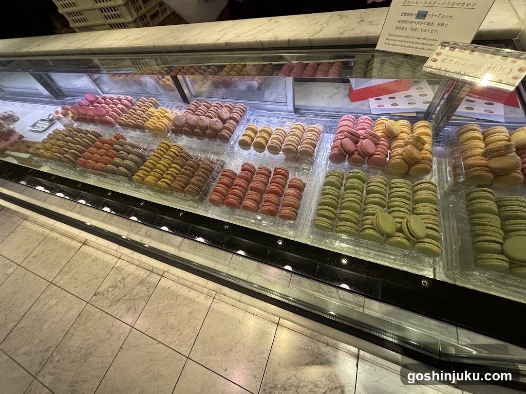 Macaron Display Case