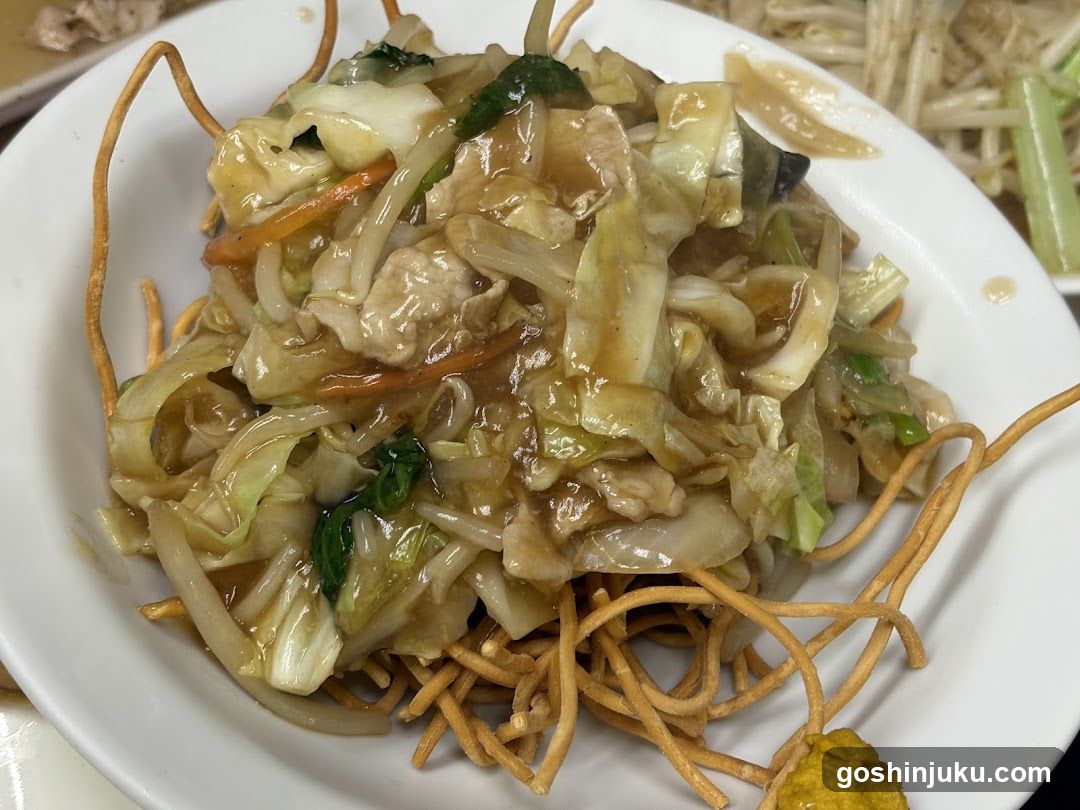 Stir-fried noodles with vegetables and crispy garnish