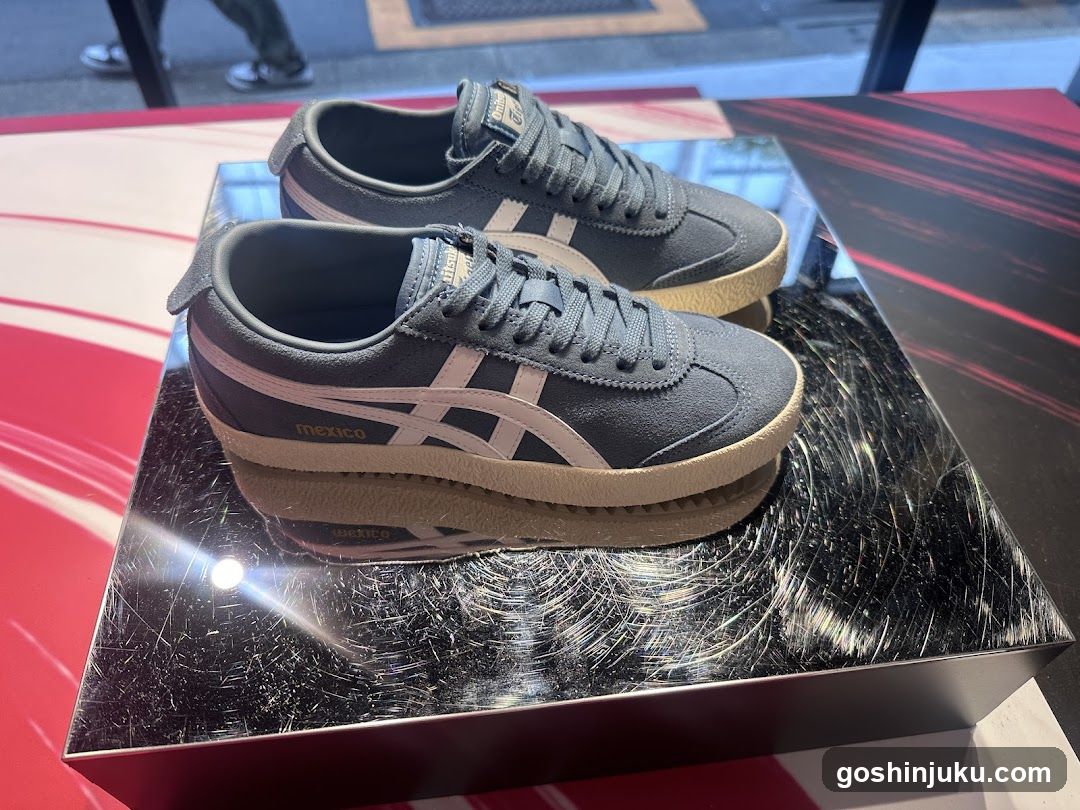 Onix Mexico Sneaker Display