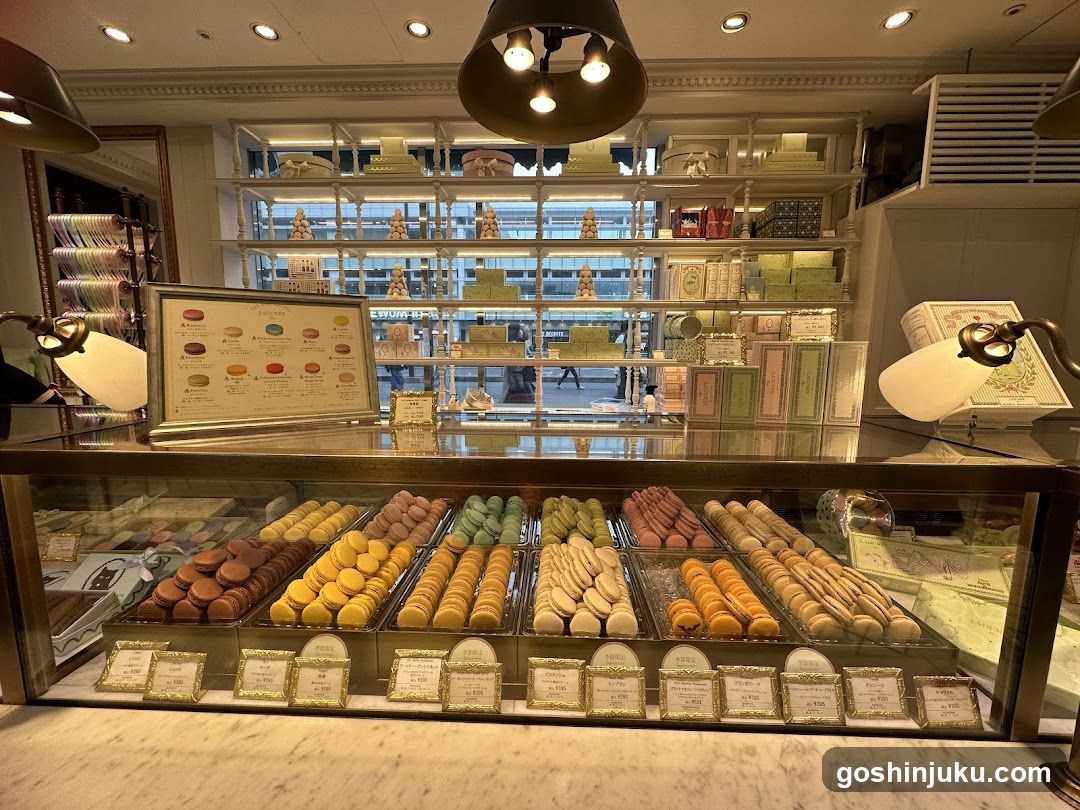 Macaron Display Case
