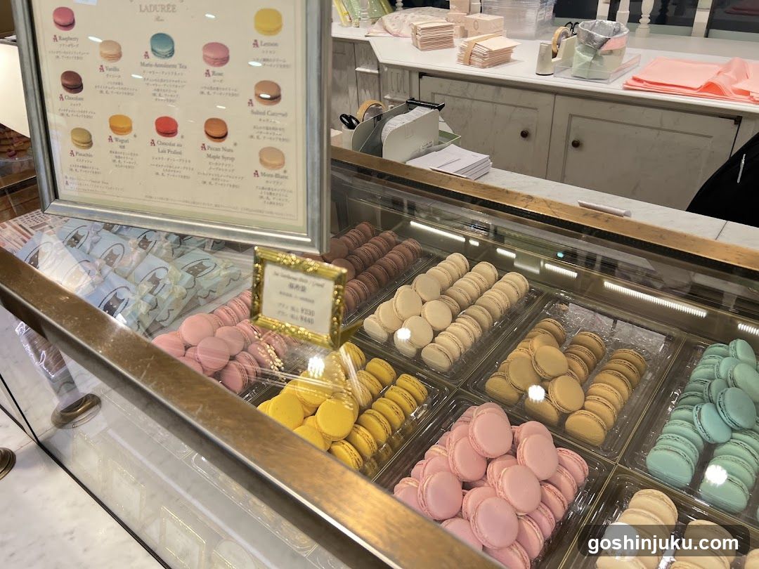 Macaron Display Case