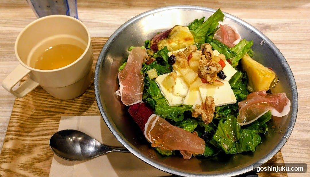 Salad with Prosciutto and Cheese