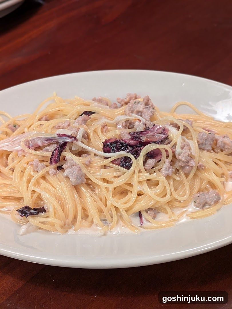Spaghetti with Meat and Red Cabbage