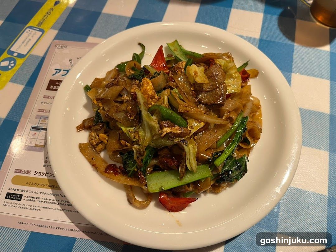 Stir-fried noodles with vegetables and egg