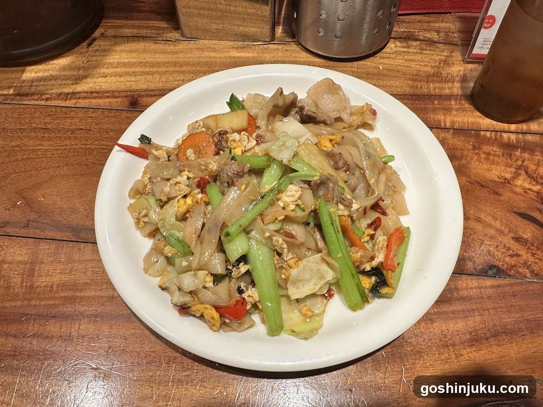 Stir-fried Rice Noodles with Vegetables and Egg