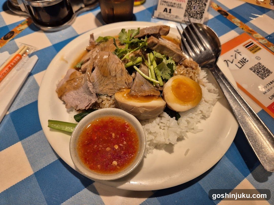 Thai-style rice bowl with meat and egg
