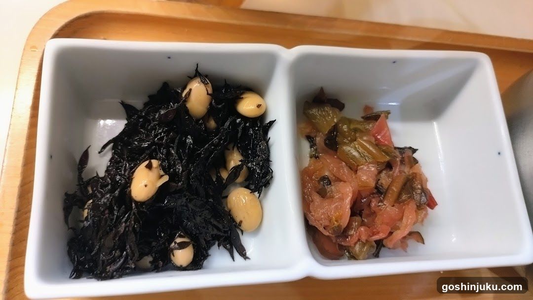 Dish with seaweed and pickled vegetables