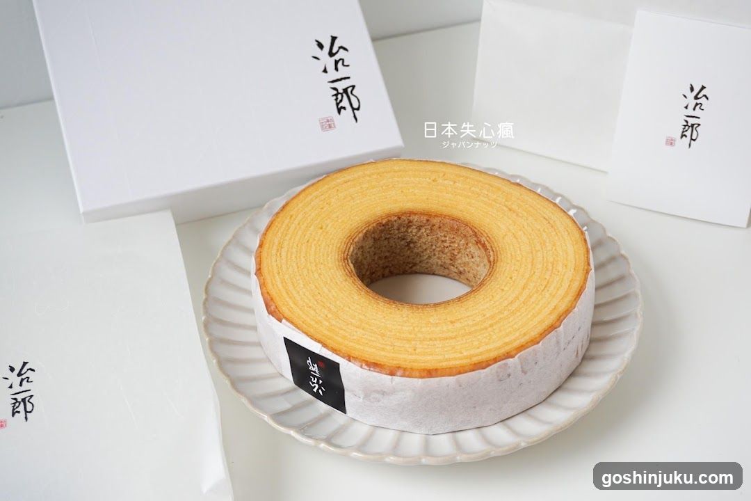 Japanese layered cake product display