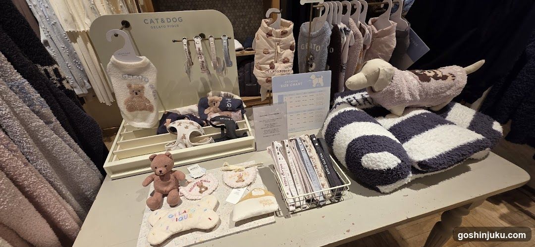 Pet Clothing Display
