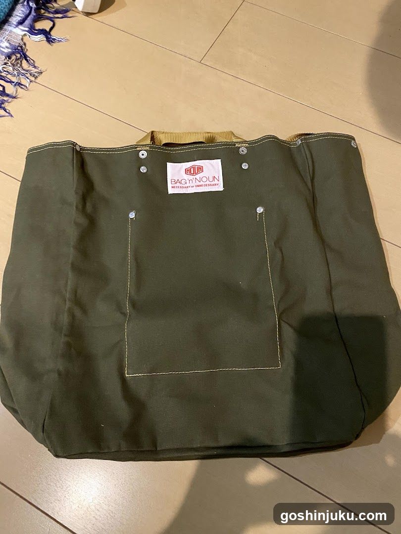 Green tote bag with Bag'n'Noun label