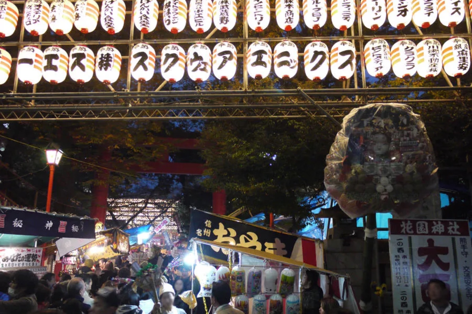 Lanterns and crowds at Hanazono Shrine Tori-no-Ichi in Shinjuku