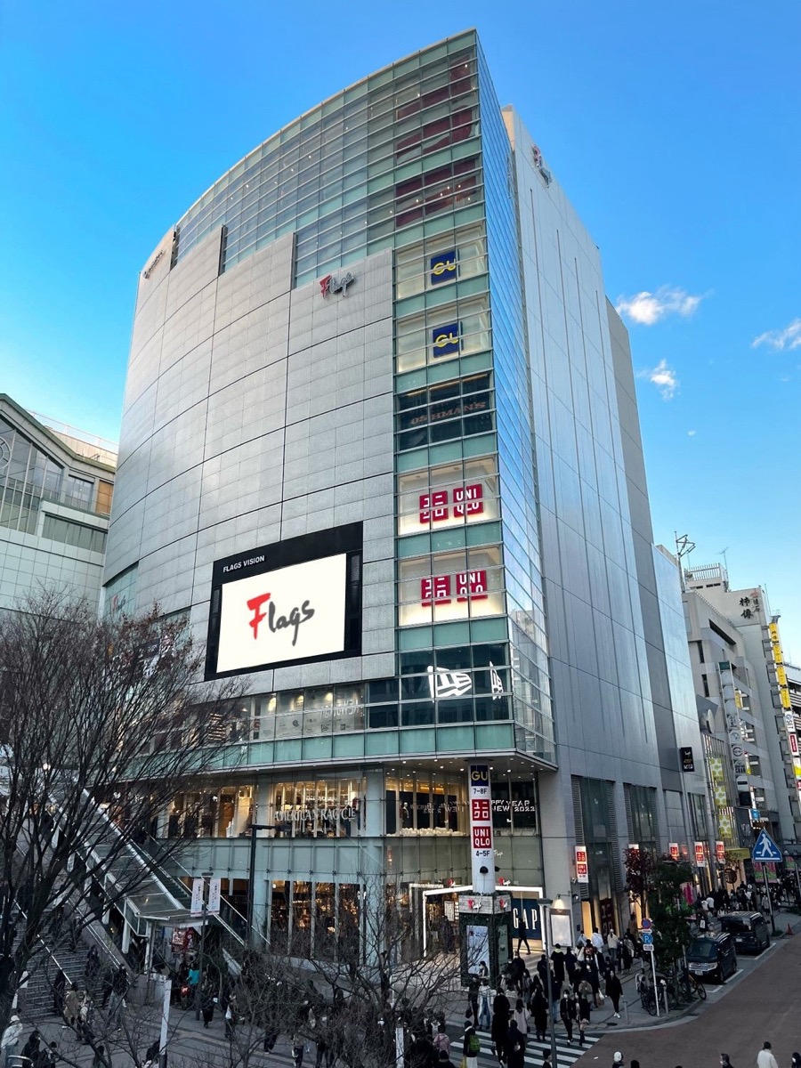 新宿Flags 2階、JAPAN EDITION店内。のれんと庭の意匠